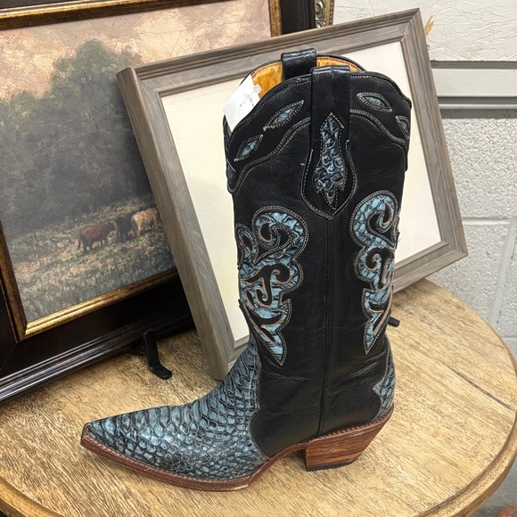 Ferrini Shoes - Ferrini Black & Blue Heeled Boots💙🤍